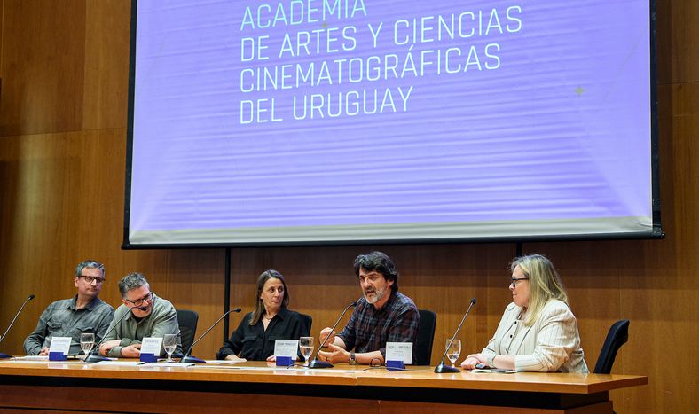 Jorge Temponi, Diego Fernández, Virginia Hinze, César Troncoso y Gisella Previtali durante el lanzamiento de la Academia de Artes y Ciencias Cinematográficas del Uruguay.