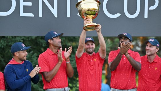 Parte del equipo de Estados Unidos en la premiación de la Presidents Cup