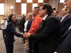 Delcy Rodríguez saluda a Alex Saab durante un acto público en Caracas.&nbsp;