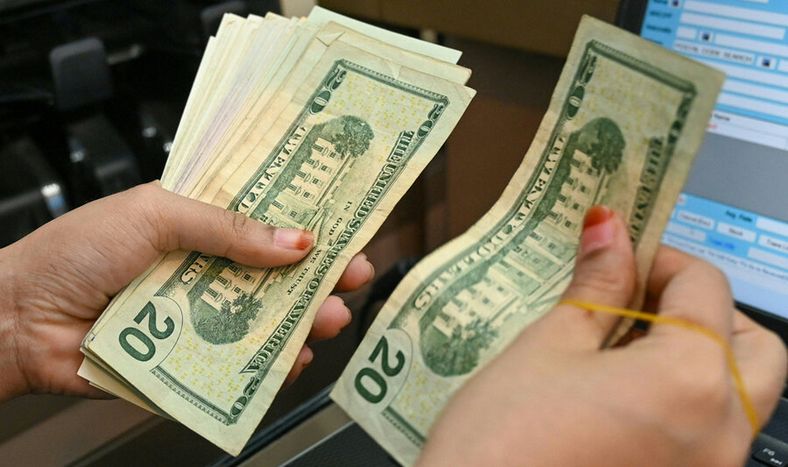 El dólar no logra afirmar su precio en la plaza local. Foto: AFP