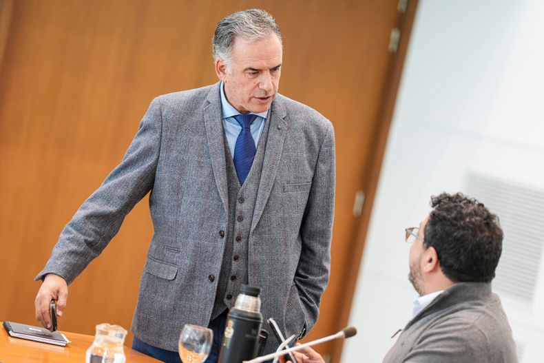 Yamandú Orsi y Alejandro Sánchez durante una reunión del Consejo de Ministros.