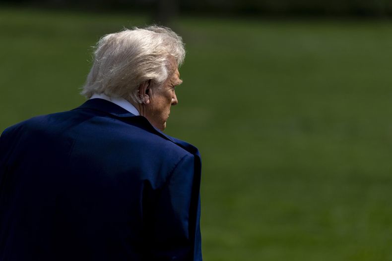 Donald Trump camina por los jardines de la Casa Blanca