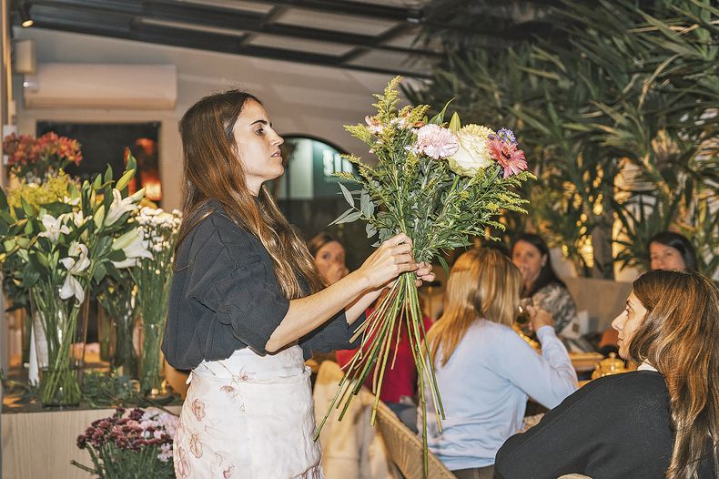 Josefina Laborde enseñó a armar un ramo de flores.