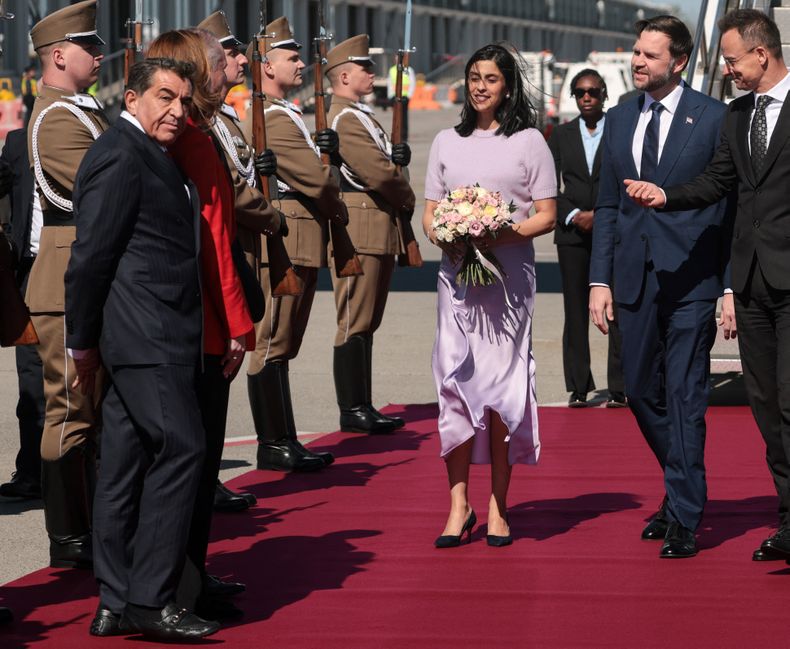 Paolo Zampolli (izquierda), amigo del presidente estadounidense Donald Trump y su enviado especial para las alianzas globales, se une al ministro de Asuntos Exteriores húngaro Peter Szijjarto (derecha) y otros dignatarios en la alfombra roja para dar la bienvenida al vicepresidente estadounidense JD Vance (segundo por la derecha) y a la segunda dama estadounidense Usha Vance (centro) a su llegada al Aeropuerto Internacional Ferenc Liszt de Budapest, Hungría, el 7 de abril de 2026.