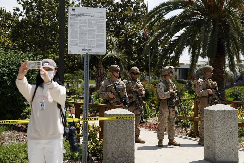 Una persona filma a marines estadounidenses custodiando un puesto de control en el Edificio Federal Wilshire en Los Ángeles, California