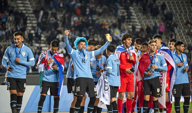 Los juveniles uruguayos festejando el campeonato del mundo. Foto: Sofía Torres