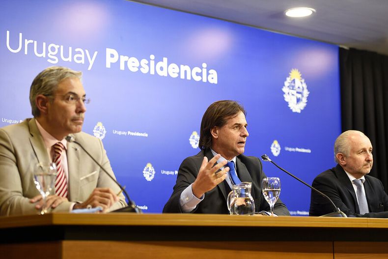Robert Silva, Luis Lacalle Pou y Pablo da Silveira en Torre Ejecutiva. Foto: Daniel Rodríguez, adhocFOTOS