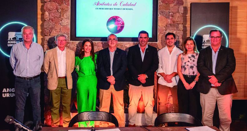 El consultor y periodista Rafael Tardáguila; el empresario Miguel de Achával; la directora de frigorífico Las Moras, Elizabeth Misa; el presidente del Instituto Nacional de Carnes (INAC), Gastón Scayola; el presidente de Angus Uruguay, Juan Pablo Pérez; el director de Frigorífico Las Piedras, Alejandro González; la gerente de marketing de INAC, Josefina Valenti; y el directivo de Angus Uruguay, Mauricio Rodríguez.