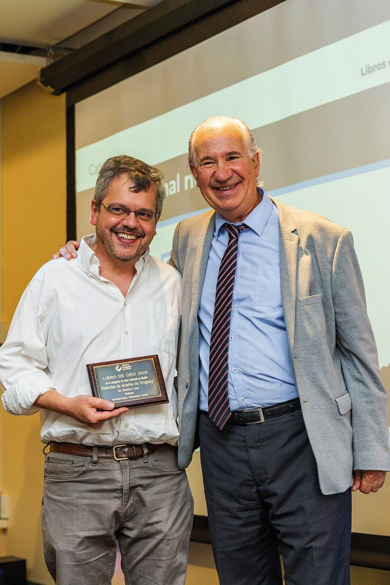 Gustavo Leal, premiado por su libro Historias de sicarios en Uruguay, con Ruperto Long
