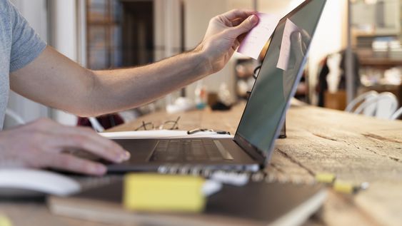 Una pequeña empresa utilizando tecnología digital.