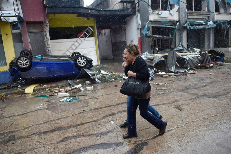 Dolores, un día después del tornado de abril de 2016.