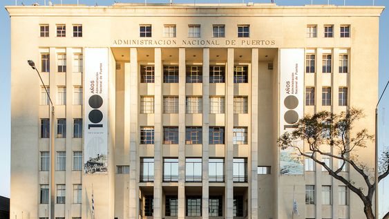 Fachada de la Administración Nacional de Puertos. Fachada de la Administración Nacional de Puertos.