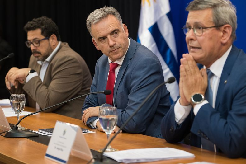 Alejandro Sánchez, Yamandú Orsi y Jorge Díaz, en octubre de 2025, cuando se anunció la denuncia penal por la garantía de fiel cumplimiento del contrato con Cardama.&nbsp;