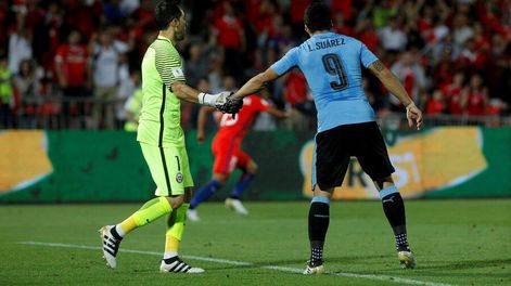 imagen de Lo que le dijo Claudio Bravo a Luis Suárez después de pararle el penal