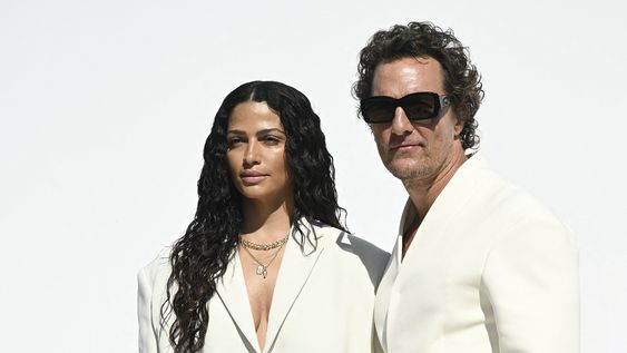 Matthew McConaugheyy Camila Alves, vestidosa juego, fueron la pareja más fotografiada deldesfile de Jacquemus Matthew McConaugheyy Camila Alves, vestidosa juego, fueron la pareja más fotografiada deldesfile de Jacquemus