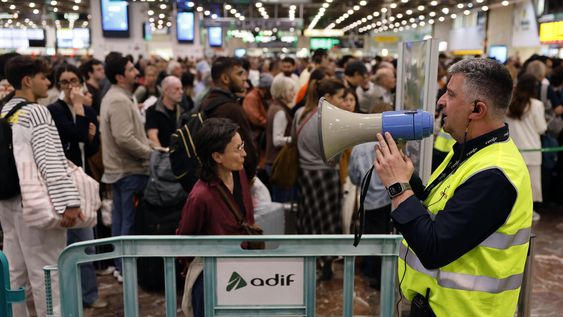 Colas interminables y aglomeraciones de pasajeros desorientados con trenes cancelados o con mucho retraso son la escena que imperó en la Estación de Sants de Barcelona durante el apagón Colas interminables y aglomeraciones de pasajeros desorientados con trenes cancelados o con mucho retraso son la escena que imperó en la Estación de Sants de Barcelona durante el apagón