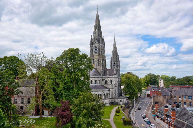 La catedral anglicana de St. Fin Barre’s, situada en el centro de la ciudad irlandesa de Cork, fue diseñada por William Burges y consagrada en 1870