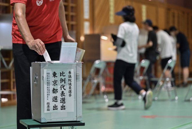 Los votantes participan en las elecciones a la cámara alta en un colegio electoral en Tokio el 20 de julio de 2025