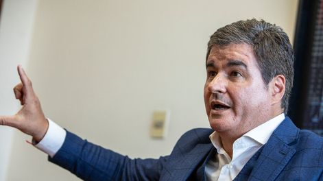 Búsqueda | Guzmán Acosta y Lara durante su entrevista con Búsqueda. Foto: Mauricio Zina / adhocFOTOS