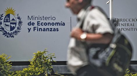 La sede de la DGI. Foto: Javier Calvelo / adhocFOTOS