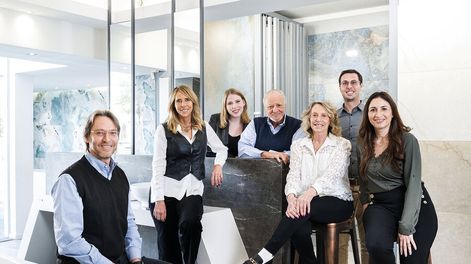 Ari, Gabriela, Tatiana y Jaime Acher, junto a Ruth Primo, Fabián Kaczka y Yael Weith posan para Trayectorias. Foto: Adrián Echeverriaga