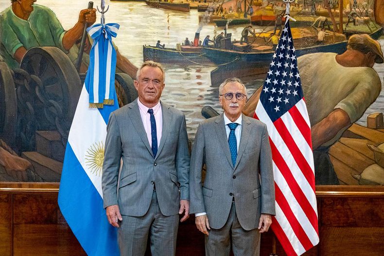 El Secretario de Salud y Servicios Humanos de Estados Unidos, Robert F. Kennedy Jr. (izq.), posa para una fotografía con el Ministro de Salud argentino, Mario Lugones (der.), durante una reunión en Buenos Aires, Argentina, el 26 de mayo de 2025 &nbsp;