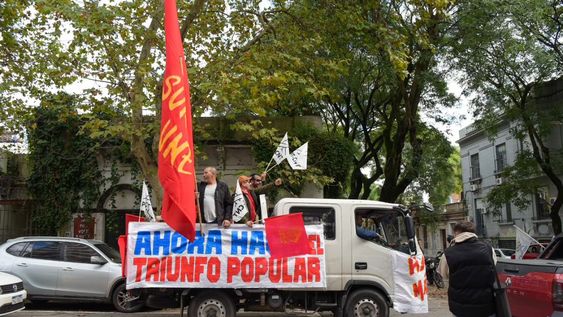 Integrantes del PIT-CNT en camino hacia el Palacio Legislativo a entregar las firmas para promover un plebiscito sobre seguridad social Integrantes del PIT-CNT en camino hacia el Palacio Legislativo a entregar las firmas para promover un plebiscito sobre seguridad social