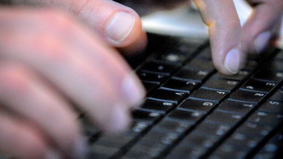 Una persona utilizando una computadora Una persona utilizando una computadora