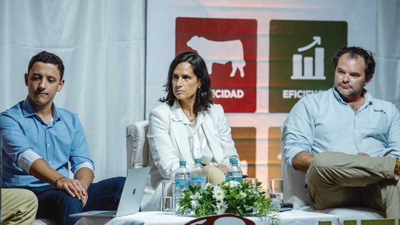 El investigador de Ceres, Martín Alesina; la gerente de Estrategia e Innovación del INAC, Inés Invernizzi; y el coordinador ganadero de Fucrea, Gonzalo Ducos, en el foro Visión Futuro Ganadero, organizado por Hereford Uruguay