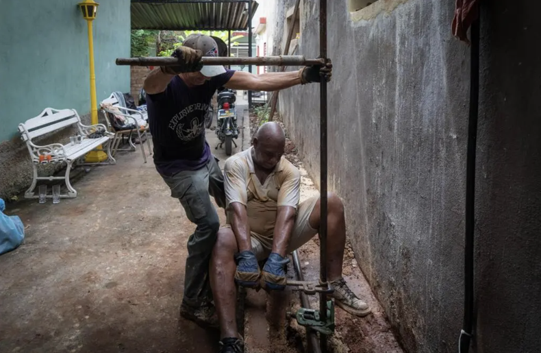 Trabajadores por cuenta propia perforan un pozo a mano en el patio de un restaurante en Matanzas, Cuba, el 2 de octubre de 2026.