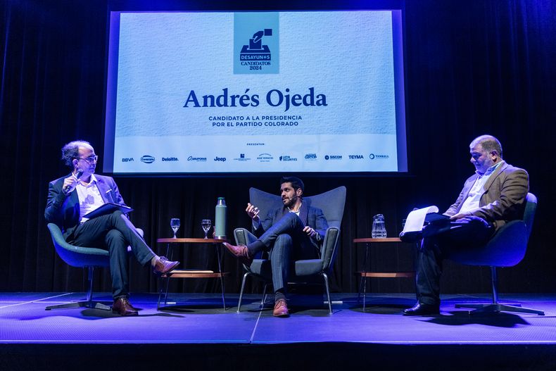 El director periodístico de Búsqueda Andrés Danza, el candidato del Partido Colorado Andrés Ojeda y el periodista de Información Nacional Leonel García&nbsp; &nbsp;