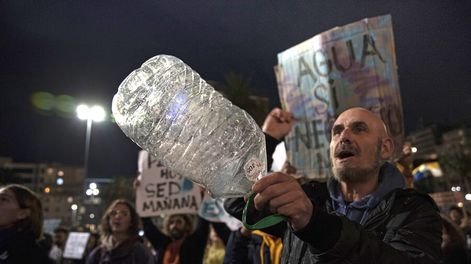 Movilización y protesta por la salinidad en el agua de OSE en Plaza Independencia. Foto: Sofía Torres