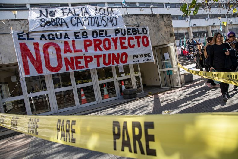 Manifestación del sindicato de OSE en contra del proyecto Neptuno, en el edificio central de OSE, Montevideo