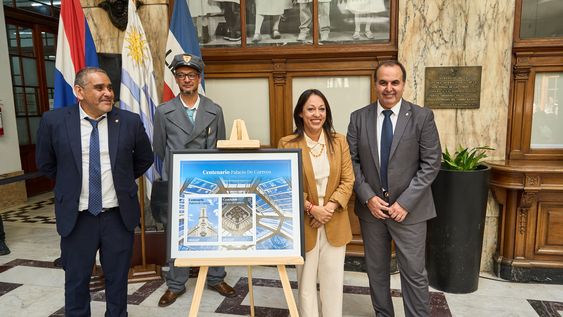 Presidente del Correo Gabriel Bonfrisco, ministra de Industria Fernanda Cardona y vicepresidente del Correo José Luis Pereira.