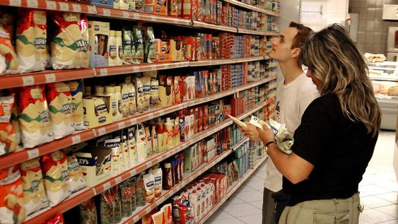 Los analistas del sector privado encuestados por el Banco Central prevén para abril una inflación de 0,43%. Foto: Javier Calvelo, adhocFOTOS