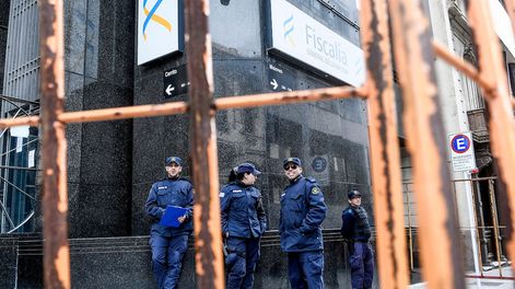 Fachada de la sede de la Fiscalía General de la Nación, durante una manifestación. Foto: Javier Calvelo / adhocFOTOS