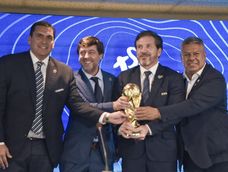 Robert Harrison, Ignacio Alonso, Alejandro Domínguez y Claudio Tapia tras anunciar la organización en Sudámerica de partidos inaugurales del Mundial 2030. AFP