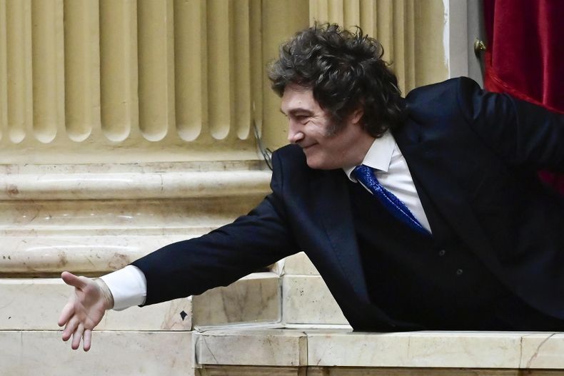 Javier Milei saluda en la Cámara de Diputados durante el informe de gestión del jefe de Gabinete, Manuel Adorni, el 29 de abril de 2026 en Buenos Aires.