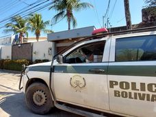 Una camioneta de la Policía de Bolivia frente a la casa de Santa Cruz de la Sierra, de la cual Marset escapó en julio de 2023. Una camioneta de la Policía de Bolivia frente a la casa de Santa Cruz de la Sierra, de la cual Marset escapó en julio de 2023.