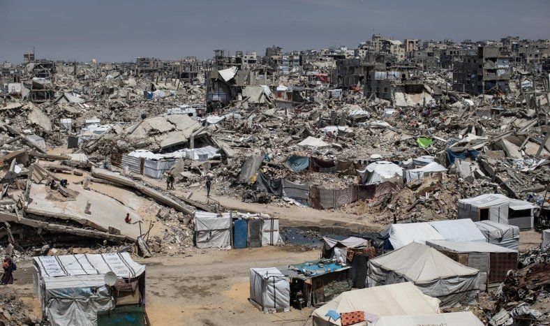 Vista general de una escuela que alberga a personas desplazadas en el campamento de Jabalia, al norte de la ciudad de Gaza, el 6 de mayo de 2025