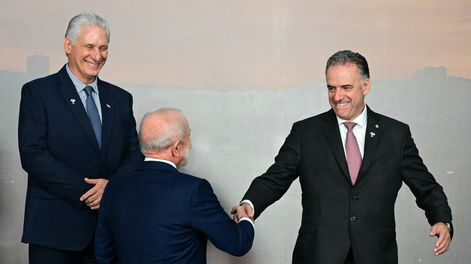 En la cumbre de los BRICS, el presidente Orsi saluda a su par brasileño ante la mirada del mandatario cubano, Miguel Díaz-Canel&nbsp;