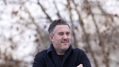 Leonardo Álvarez, socio cofundador de Fenicio, posa para Trayectorias. Fotos: Adrián Echeverriaga