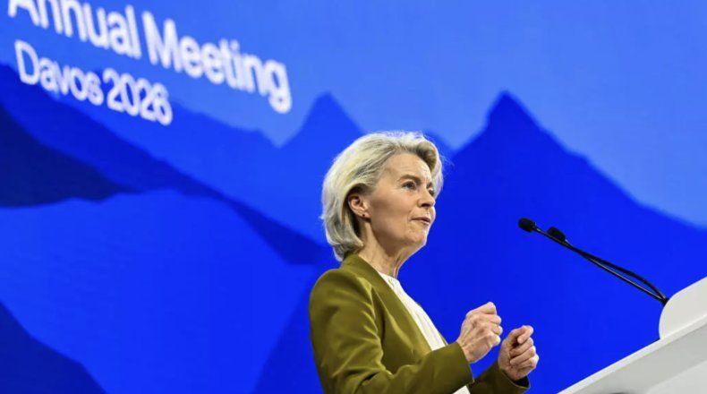 La presidenta de la Comisión Europea, Ursula von der Leyen, pronuncia un discurso durante la reunión anual del Foro Económico Mundial en Davos el 20 de enero de 2026.