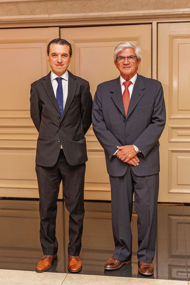 El cónsul de Surinam Nelson Simatovich con el embajador de Argentina Juan Bautista Iribarne