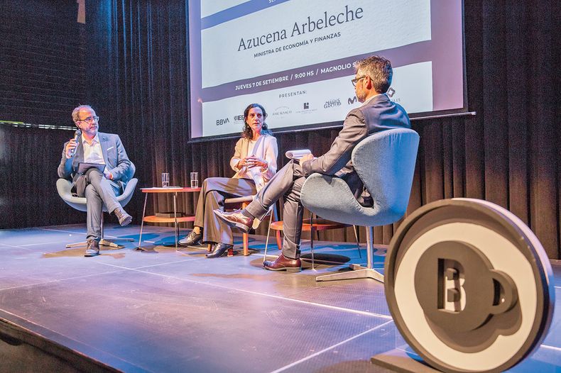 El director periodístico de Búsqueda Andrés Danza y el editor de Economía Ismael Grau entrevistaron a la ministra de Economía Azucena Arbeleche