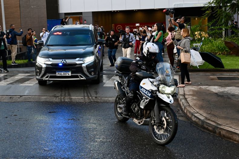 Un convoy de la Policía Federal escolta a Jair Bolsonaro a su salida del Hospital DF Star, donde fue sometido a una cirugía de hernia inguinal y un bloqueo del nervio frénico, en Brasilia el 1 de enero de 2026.