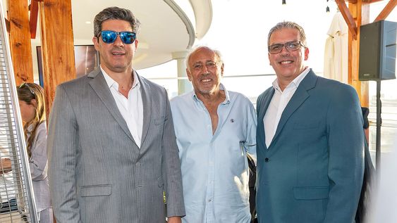 Director de Relaciones Institucionales y Ventas de Enjoy Javier Azcurra y gerente general de Enjoy Diego Berná rodean a Gustavo Yankelevich. Director de Relaciones Institucionales y Ventas de Enjoy Javier Azcurra y gerente general de Enjoy Diego Berná rodean a Gustavo Yankelevich.