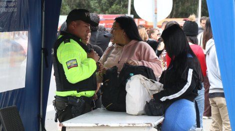 Personas esperan para pasar por el Puente Internacional de Rumichaca, el principal paso fronterizo entre Colombia y Ecuador en Rumichaca (Ecuador).