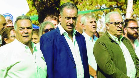 El intendente de Durazno, Carmelo Vidalín; el presidente de laRepública, Yamandú Orsi; y el ministro de Ganadería, Agricultura yPesca, Alfredo Fratti