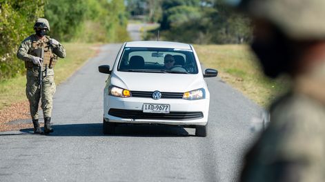 Militares del Ejército Nacional durante un control de rutina en la frontera entre Uruguay y Brasil.